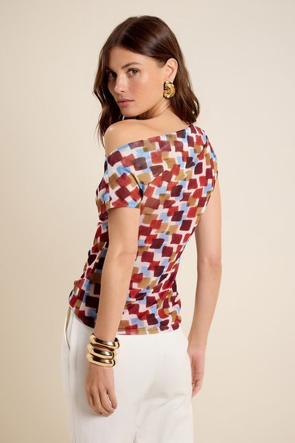 Blusa tule ombro pregas quadros marrom urucum