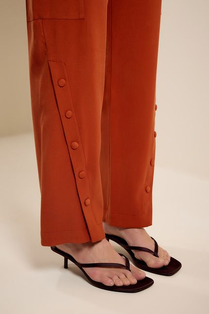 Calça fenda botões terracota
