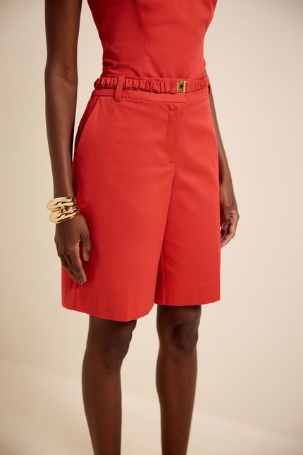 Bermuda alfaiataria cinto vermelho hibisco